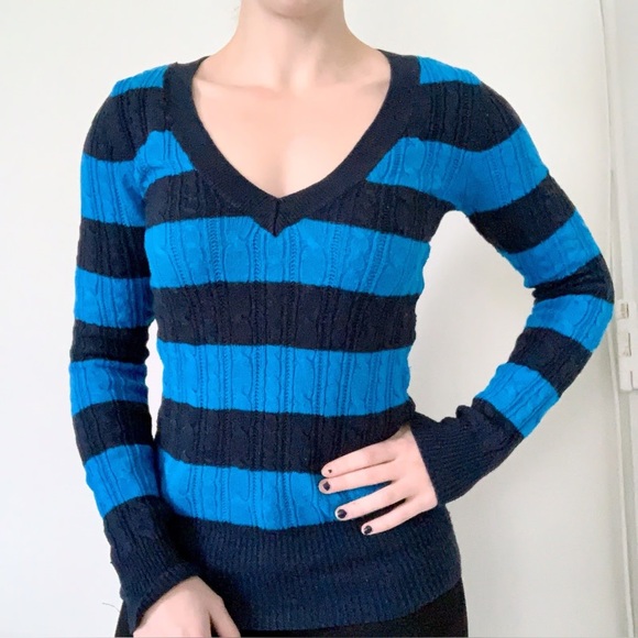 Y2K Cable Knit Teal and Navy V-Neck Tight Fit Sweater Size Medium Winter Knit - Picture 10 of 10